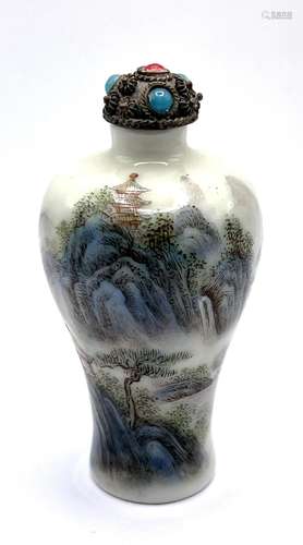 A fine Chinese porcelain snuff bottle with hand pa