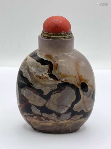 A polished agate snuff bottle with a gilt metal an