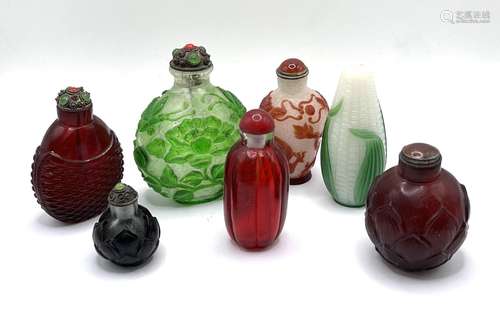 7 carved cameo and carved glass snuff bottles, 2 w