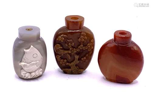 3 late 20thC polished agate snuff bottles, 2 with