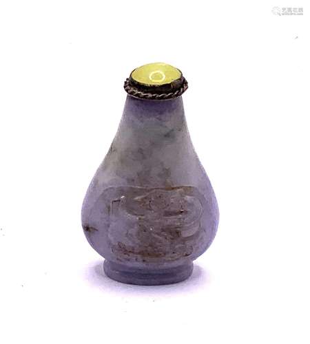 A small carved lavender jade snuff bottle with dra