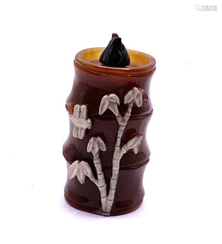 A carved agate snuff bottle in the from of a bambo