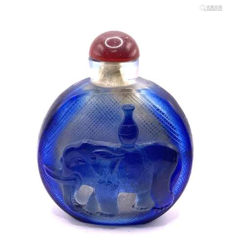 A large Chinese cameo glass snuff bottle with elep