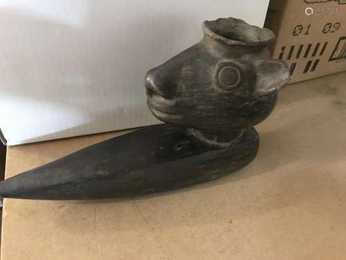 A African pipe the bowl in the form of a animals h