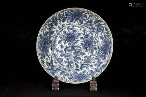 Plat en porcelaine de Sawtow décoré en émaux bleu cobalt sou...