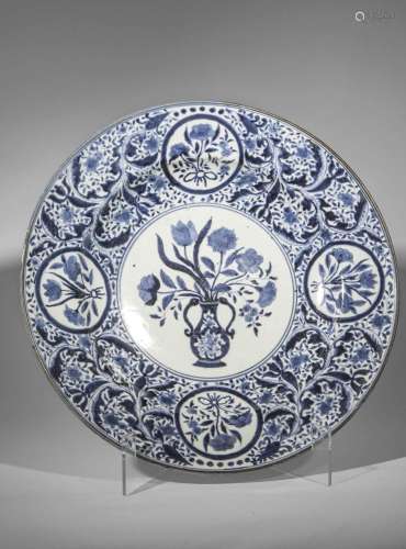 Large plat en porcelaine blanche décorée en bleu cobalt.