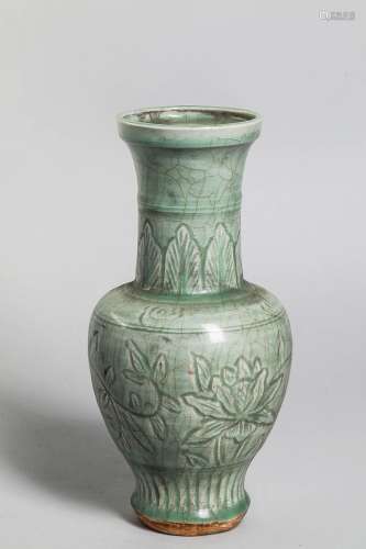 Vase balustre du Longquan en épaisse porcelaine décorée en i...