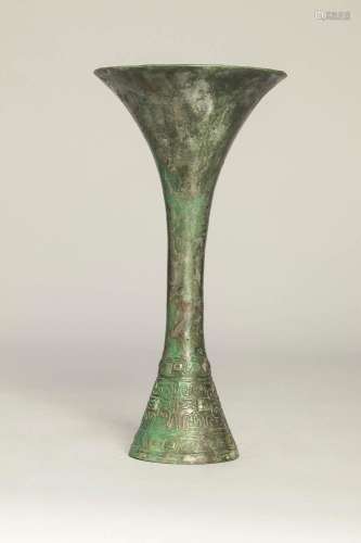 Vase de forme Gu à décor de type archaïsant.