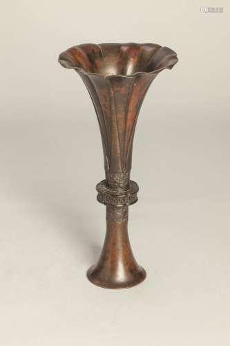 Vase de forme Gu à décor de type archaïsant serti d'une ...