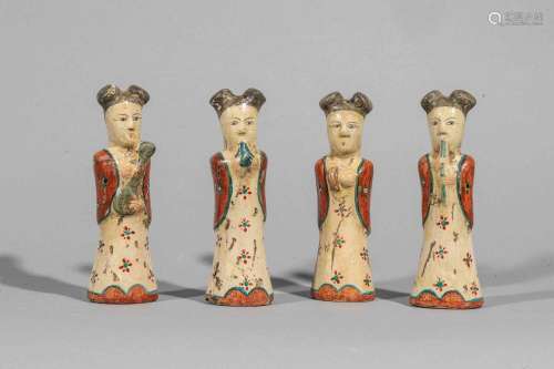 Suite de quatre figurations votives féminines en robes longu...