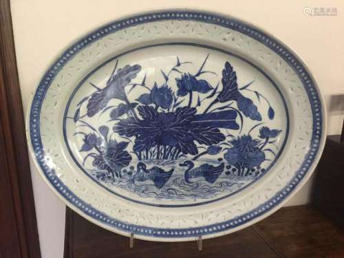 Plat ovale en porcelaine blanche décoré en bleu cobalt sous ...