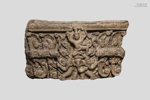 Linteau de temple illustré en haut relief d'un Vishnu ch...