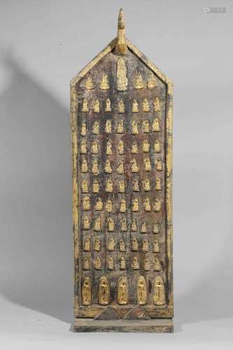 Tablette votive sculptée de nombreux médaillons de Buddhas a...