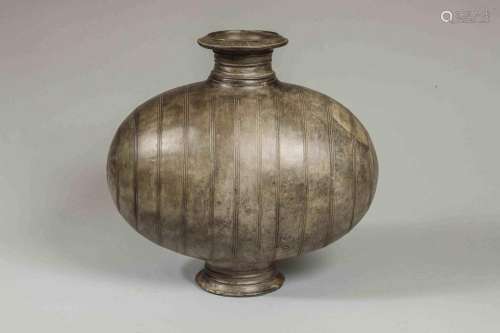 Vase « Cocon » sur piédouche décoré de lignes verticales inc...