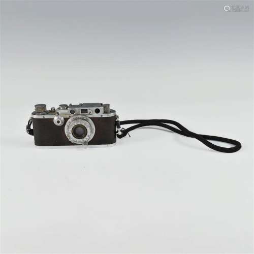 GERMAN LEICA CAMERA NO.269270 WITH LEATHER CASE