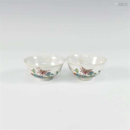 CHINESE PAIR FAMILLE ROSE FLORAL BOWLS
