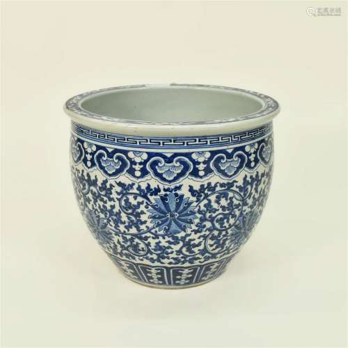 19TH C. CHINESE BLUE AND WHITE PORCLAIN JAR