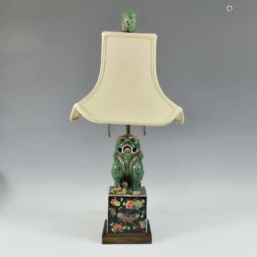 CHINESE PORCELAIN LION LAMP WITH PEIKING GLASS ON TOP