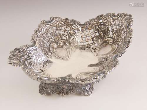 An Edwardian silver dish, Mappin and Webb Ltd, Sheffield 190...