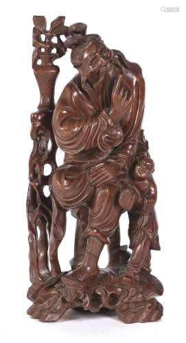 Figura realizada en madera tallada representando anciano y n...