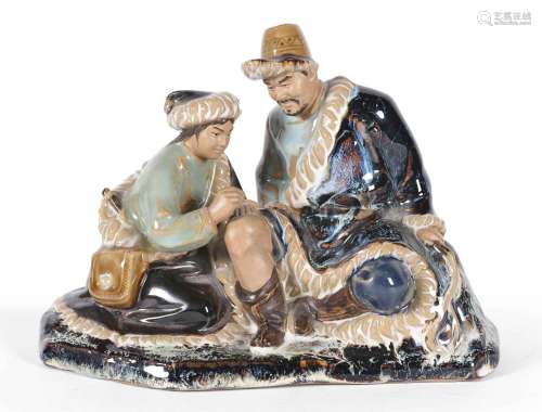 Figura realizada en porcelana representando pareja. China.
