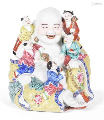 Figura realizada en porcelana china representando Buda sonri...