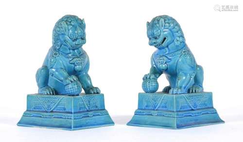 Pareja de leones Foo realizados en porcelana oriental.