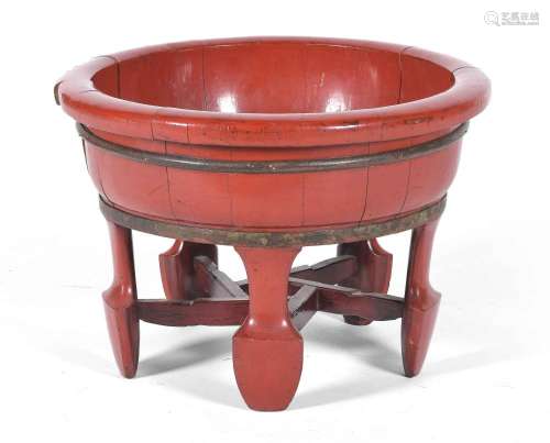 Bañera realizada en madera lacada en rojo. China