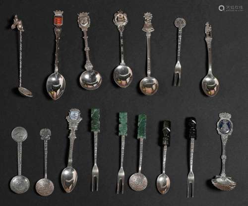 Lote compuesto por 16 cucharillas realizadas en plata y pied...