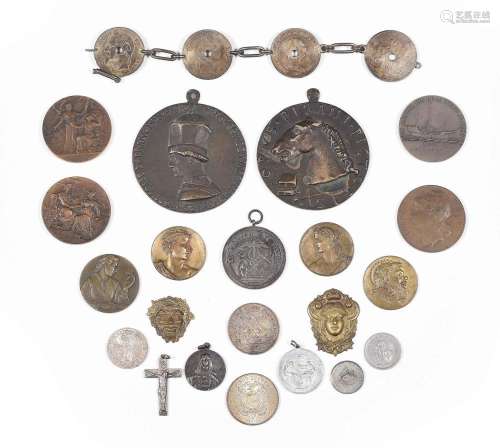 Lote de monedas, medallas y otras piezas realizadas en difer...