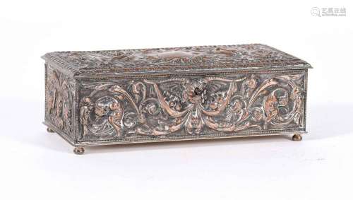 Caja realizada en metal platado con decoración de grutescos.