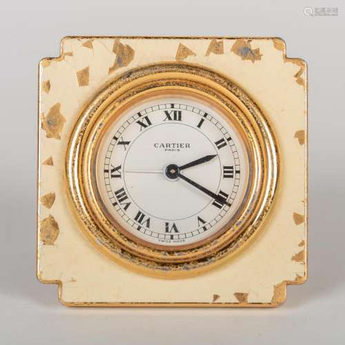 Reloj de viaje realizado en metal dorado. Marca Cartier, Par...