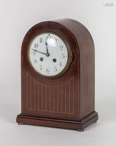 Reloj de sobremesa realizado en madera con marquetería.