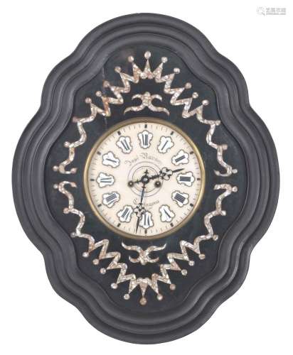 Reloj de ojo de buey realizado en madera y nácar.