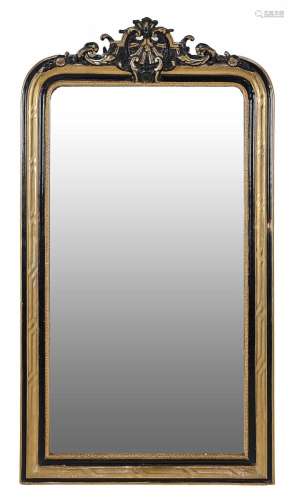 Espejo realizado en madera tallada y dorada.