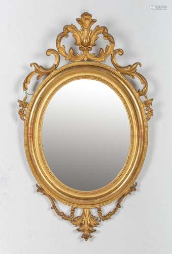 Espejo convexo realizado en madera tallada y dorada. Con fal...