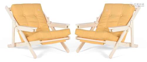 Pareja de sillas tumbonas realizadas en madera lacada.