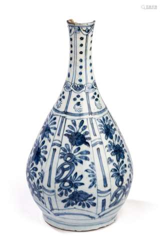 A CHINESE BLUE AND WHITE ‘KRAAK’ PORCELAIN VASE, WANLI PERIO...