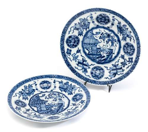 A PAIR OF CHINESE BLUE AND WHITE PLATES, KANGXI PERIOD (1662...