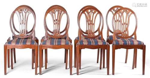 Sillería compuesta por 8 sillas realizadas en madera de caob...