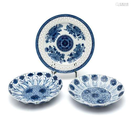 TWO CHINESE BLUE AND WHITE ‘ASTER’ PATTERN DISHES, KANGXI PE...