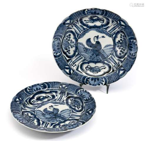 A PAIR OF JAPANESE ARITA BLUE AND WHITE PLATES, EDO PERIOD, ...