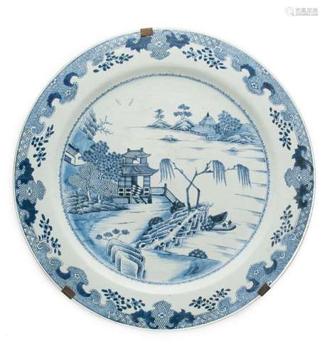 A LARGE CHINESE BLUE AND WHITE CHARGER, QING DYNASTRY, LATE ...