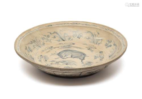 A LARGE ANNAMESE BLUE AND WHITE DISH, 15/16TH CENTURY