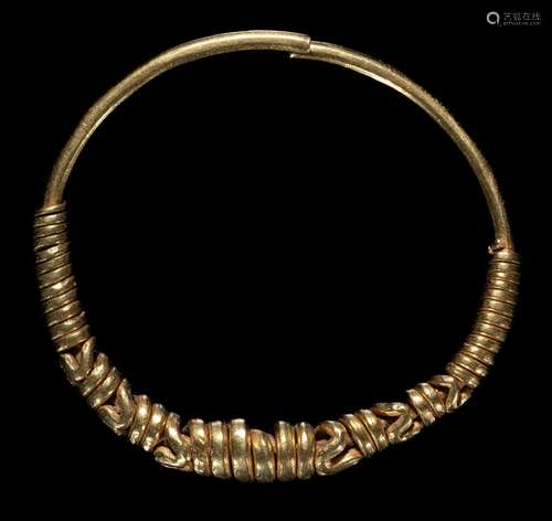 A SMALL GOLD BRACELET, JAVA, INDONESIA, 8TH-10TH CENTURY