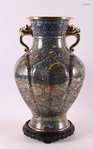 Vase cloissoné de forme balustre en bronze avec des têt