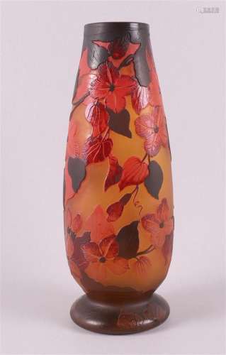 France, Nancy. Vase en verre camée orange et rouge, ver