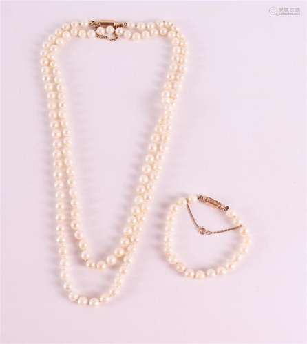 Un collier de perles sur un fermoir en 14 kt 585/1000 t