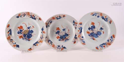 Série de trois assiettes en porcelaine, Chine, Kangxi,