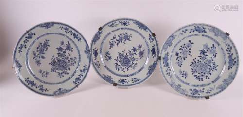 Série de trois assiettes en porcelaine bleue et blanche